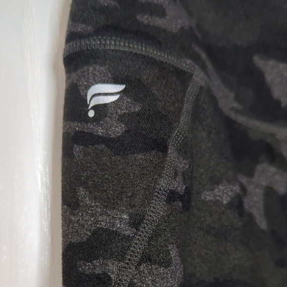 Fabletics Green & Black Camo Leggings w/Pockets with Powerhold Technology - SZ M - Picture 5 of 6